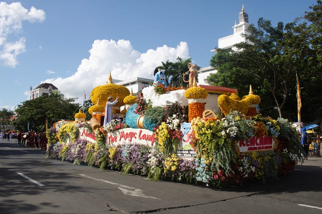 Pawai Bunga di Surabaya Vaganza 2025