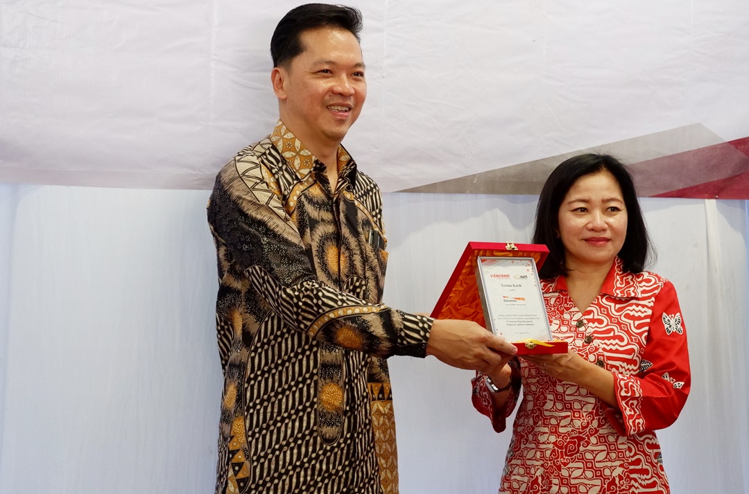 Direktur PT PT Kencana Maju Bersama (Kiri) Branch Manager Bank Danamon Surabaya (Kanan)