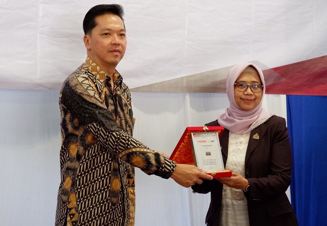 Direktur PT Kencana Maju Bersama (kiri) dan Direktur Rumah Sakit Ibu dan Anak Pura Raharja Surabaya (kanan)