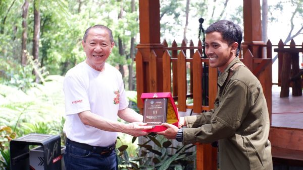Penyerahan Plakat oleh Pihak Grojogan Sewu kepada KENCANA Group