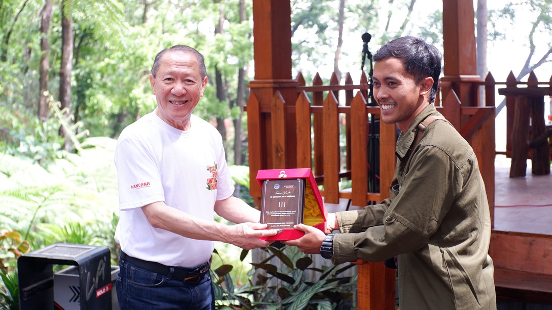 Penyerahan Plakat oleh Pihak Grojogan Sewu kepada KENCANA Group