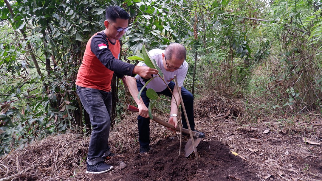 Rudyanto, Founder KENCANA Group Melakukan Aksi Penanaman Pohon