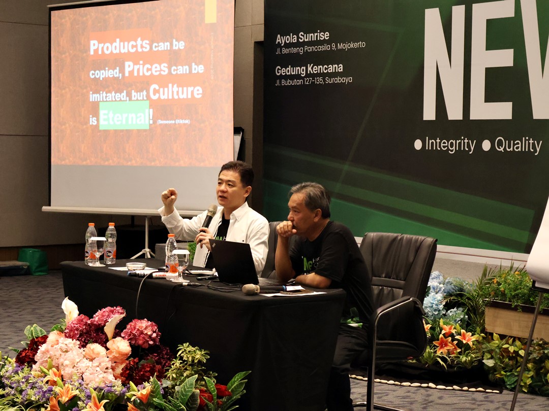 Henry Setiawan, CEO KENCANA® Group (Kiri) dan Sujatno T. (Kanan)