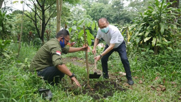 Perwakilan Kencana Group Tanam Pohon