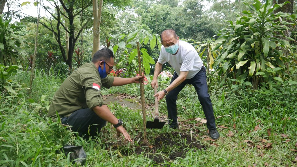 Perwakilan Kencana Group Tanam Pohon