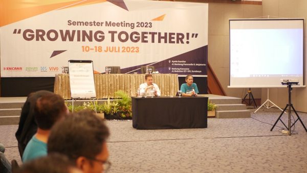 Henry Setiawan (Kiri) dan Sujatno T. (Kanan) di Semester Meeting Growing Together