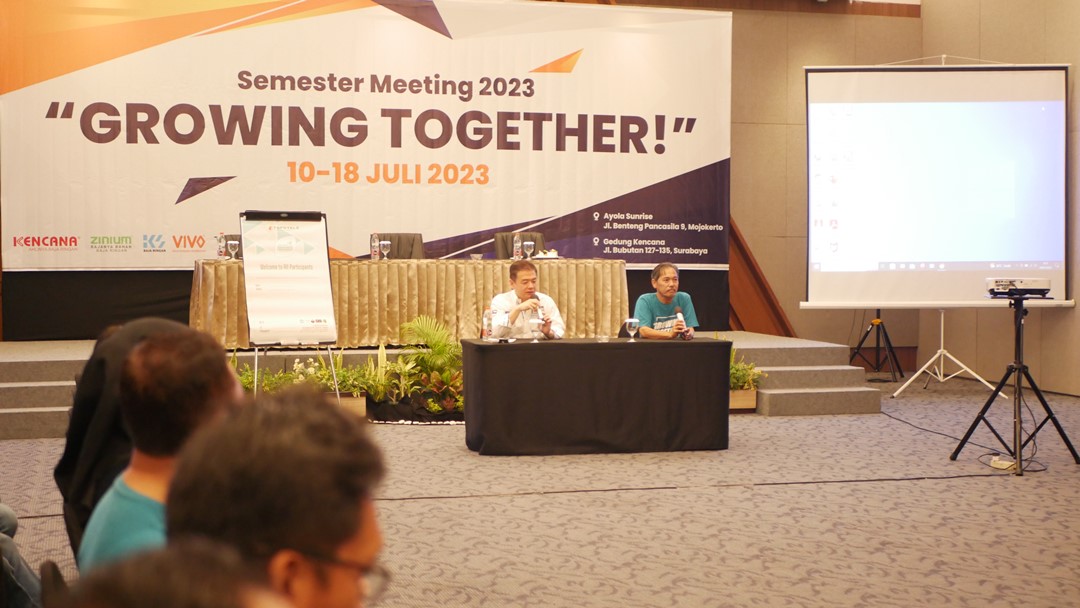 Henry Setiawan (Kiri) dan Sujatno T. (Kanan) di Semester Meeting Growing Together