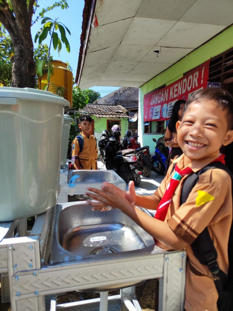 Siswa SD Budi Yakin Gunakan Fasilitas Cuci Tangan yang Terbuat dari Baja Ringan KENCANA