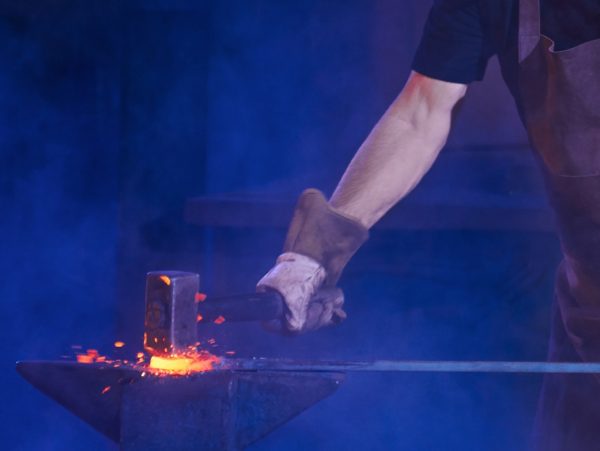 professional-mature-blacksmith-safety-apron-gloves-beating-molten-metal-with-hammer-shaping-it-handwork-blacksmithing-concept-close-up Ilustrasi Besi Tempa