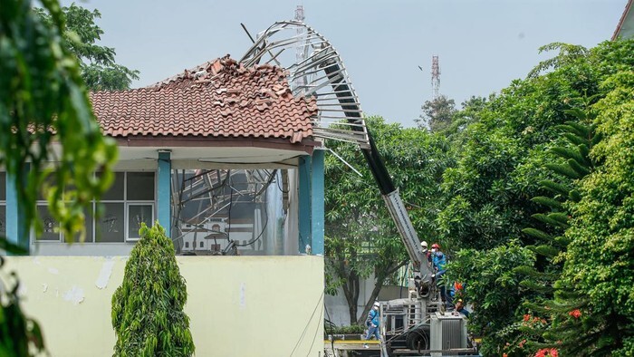 Baja Ringan yang dipasang Genteng Tanah Liat di SMKN 1 Cileungsi Ambruk