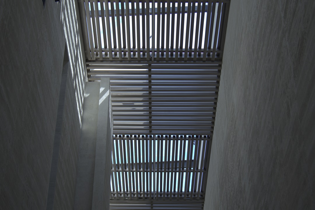 Kisi-kisi di bawah skylight rumah