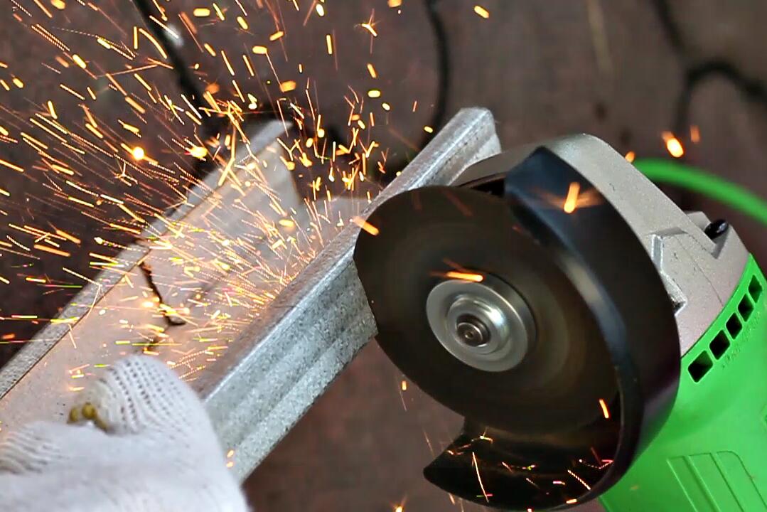 Pemotongan baja ringan pakai gerinda