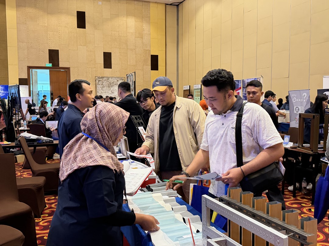 Pengunjung Booth KENCANA