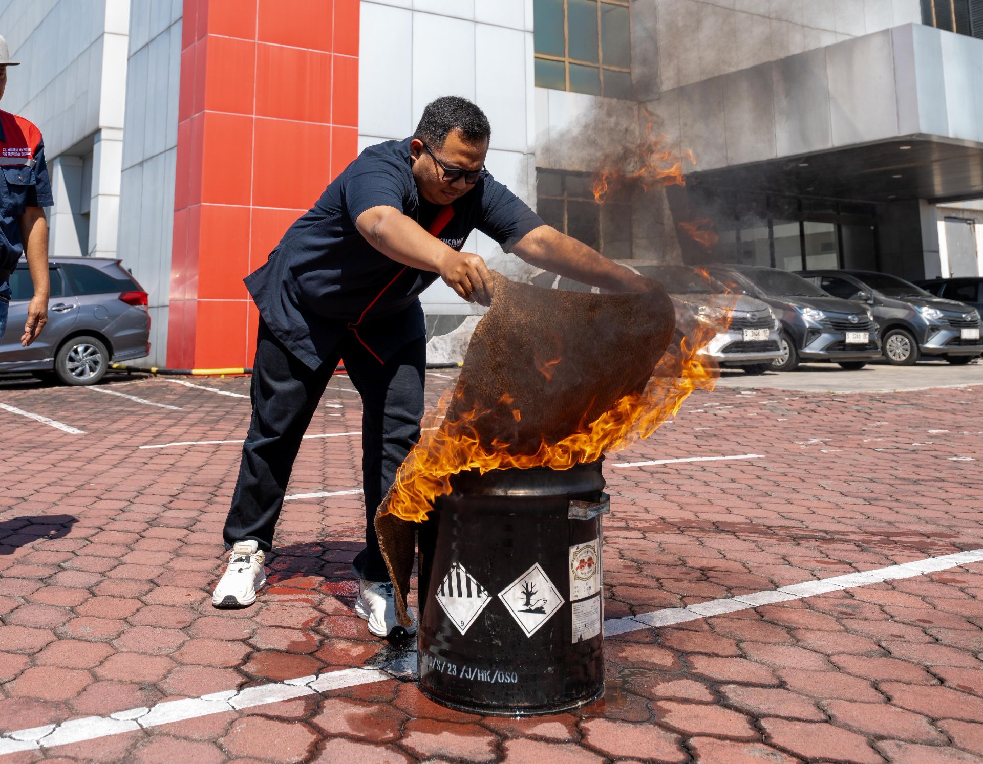 Simulasi Pemadaman Api Kecil dengan Kain Goni