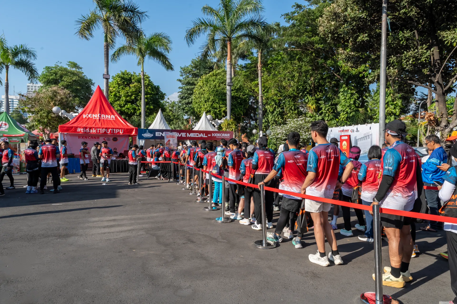 Antusiasme Peserta JConnect SOERABAJA 10K Grafir Medali di Booth KENCANA